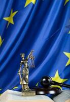 estatua de themis en un bandera de europeo Unión. foto