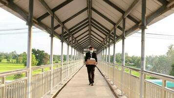 The full-time employee sat stressed out on the overpass and walked out of the office. video