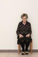 antiguo mujer es sentado un el silla foto