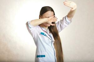 joven médico Entre 30 y 40 años antiguo vestido en un profesional uniforme. foto