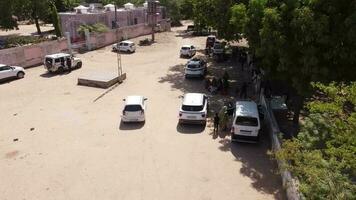 uma zangão vôo sobre uma pequeno Vila e Fazenda Onde carros estão Além disso corrida dentro seqüência. video