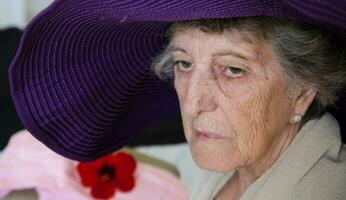 antiguo caucásico mujer en un Violeta sombrero foto