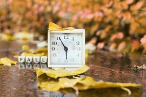 antiguo cuadrado alarma reloj en un mármol Roca cubierto por lluvia. foto