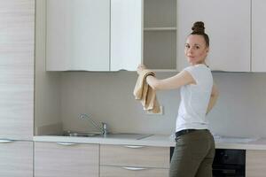 joven dama corsé en frente recién instalado cocina foto