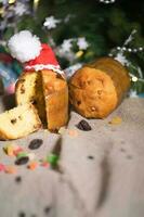 tradicional italiano Navidad dulce pastel debajo Navidad árbol. foto