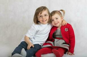 chico de cinco años y niña de 2 años son quedarse juntos. foto