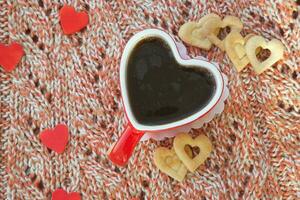 rojo taza de té en el formar de corazón foto