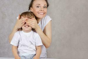 joven madre con su hijo. de cerca foto