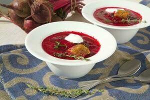 invierno vitamina crema sopa con rojo remolacha raíz foto