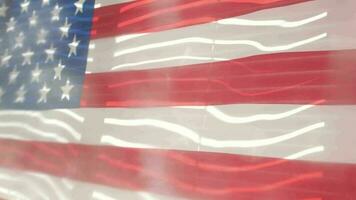 bandeira do EUA é suspensão às veneziana janela. Largo ângulo video