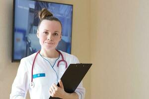 un joven sonriente médico vestido en un blanco profesional uniforme foto