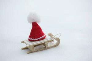 Papa Noel claus sombrero en un de madera hecho trineo. foto