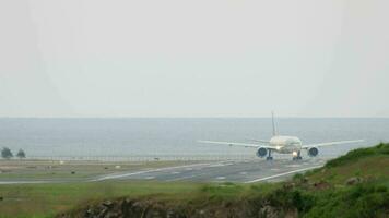 phuket, thailand november 26, 2017 - qatar luftvägarna boeing 777 sväng bana innan avresa, phuket flygplats. video