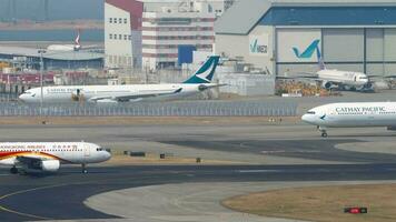 Hong kong novembre dix, 2019 - Airbus a320 Hong Kong compagnies aériennes b lpc commencer accélérer avant Départ à piste 07r. vérifier tour kok international aéroport, Hong Kong. video