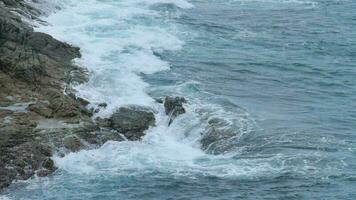 golven die breken in de buurt van een rotsachtige kust video
