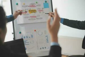 equipo de gente de negocios trabajando juntos en la oficina de la sala de reuniones, gráficos de antecedentes de trabajo en equipo y banner de gráficos, trabajo en equipo exitoso de doble exposición, concepto de planificación empresarial. foto