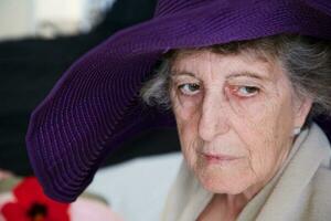 antiguo caucásico mujer en un Violeta sombrero foto