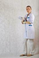 médico en un blanco profesional uniforme en un blanco antecedentes. foto