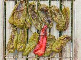 A la parrilla dulce verde y rojo asado pimienta. foto