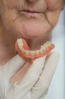 falso dientes en un del dentista mesa foto