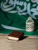 sagrado libro de Corán en un de madera superficie. foto