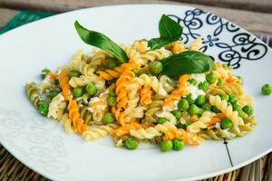 italiano pasta con ricotta queso, aceituna aceite, y Fresco verde chícharos foto