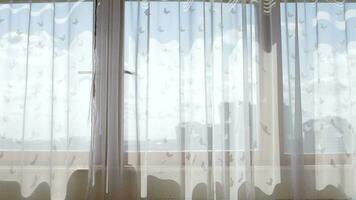 blanc transparent voile est pendaison à large fenêtre décoré par papier papillons video