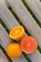 naranjas y un vaso de Fresco naranja jugo foto