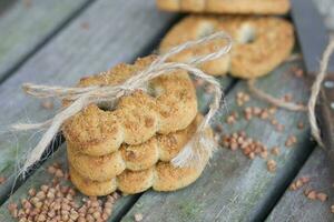 alforfón galletas en un de madera superficie. de cerca foto