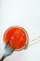 rojo caviar en un metal tenedor. foto