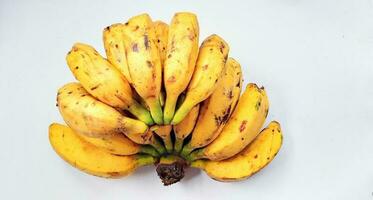 bananas racimo, pisang raja. amarillo bananas aislado en un blanco antecedentes. Fresco plátanos foto