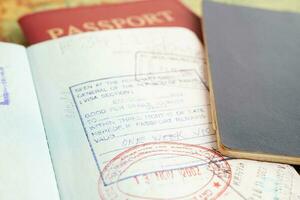 visa y pasaporte documento a inmigración a aeropuerto en país. foto