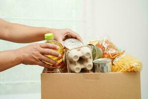 alimentos en caja de donación para voluntarios para ayudar a las personas. foto