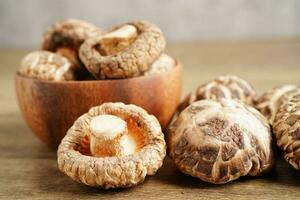 seco shiitake seta aislado en blanco antecedentes con recorte camino, sano alimento. foto