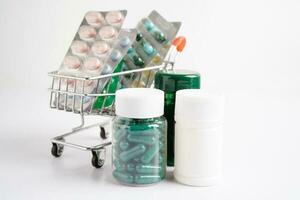 fármaco cápsula píldora desde fármaco prescripción en farmacia, farmacia para tratamiento salud medicamento. foto