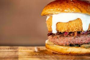 delicioso hamburguesa con queso y tocino disparo en estudio foto