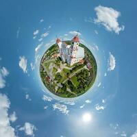 pequeño planeta transformación de esférico panorama 360 grados con vista a Iglesia en centrar de globo en azul cielo. esférico resumen aéreo ver con curvatura de espacio. foto