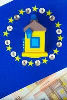 europeo bandera, casa y moneda.fondo foto