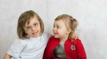 chico de cinco años y niña de 2 años son quedarse juntos. foto