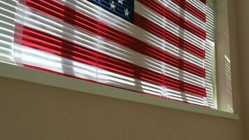flagga av USA är hängande på jalusi fönster. bred vinkel video
