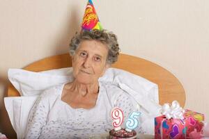 antiguo mujer celebra su cumpleaños foto