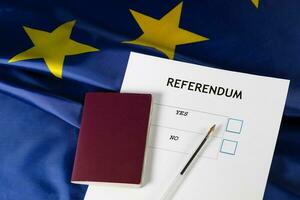 referéndum votación papel, negro bolígrafo, y pasaporte en el mesa. , UE referéndum votación papel, negro bolígrafo, y pasaporte en el mesa. foto