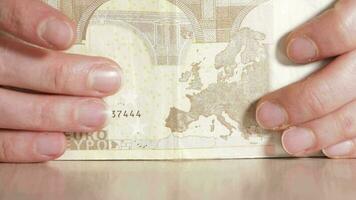 weiblich Hand Zählen Euro Banknoten auf das Büro Tisch. schließen oben video