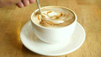 persoon hand- roeren koffie met lepel video
