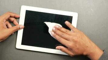 Reinigung des digitalen Tablet-Displays zur Vorbeugung von Viren video