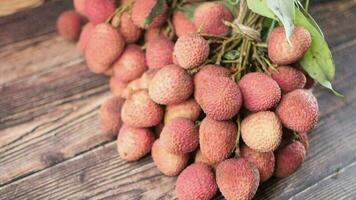 lent mouvement de main choisir une litchi video