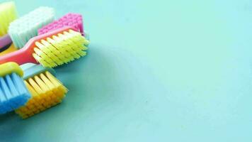 escovas de dentes coloridas em uma vista superior de fundo de cor video