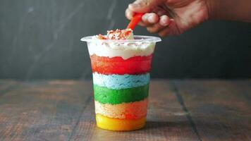 regenboogkleurige cake in een plastic bak op tafel video