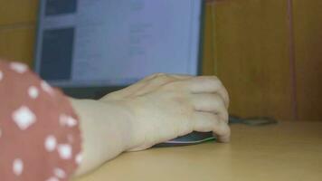 mulher mão com computador rato, fechar acima video