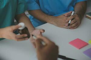 concentrado médico equipo utilizando ordenador portátil juntos en el oficina foto